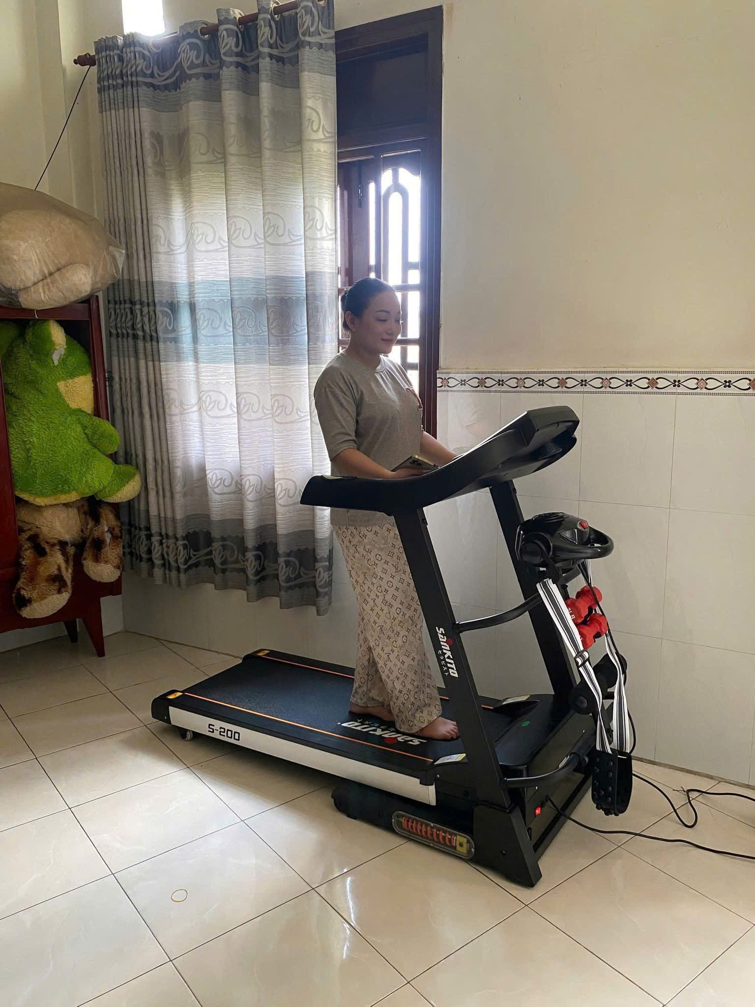 Kiểm tra băng tải của máy chạy bộ